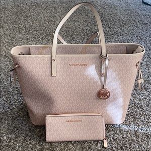 ‼️SALE‼️ 👜💕- Michael Kors Large Tote + Wallet